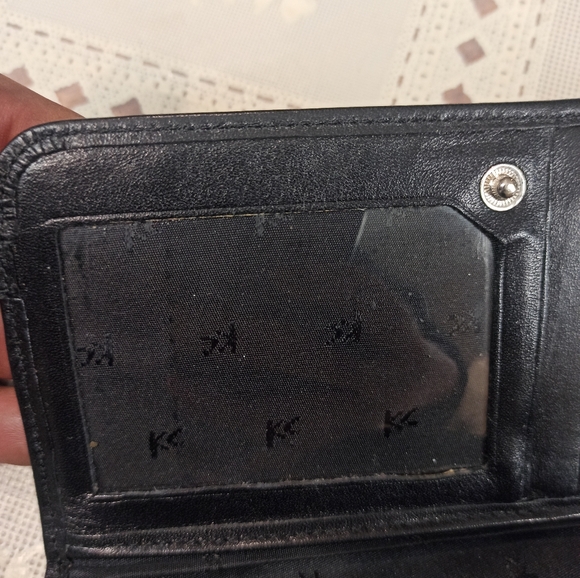 Kenneth Cole Black Leather Women's Hand Wallet with Silver Accent - Picture 12 of 14